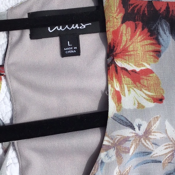 LuLu’s Soft Grey Floral with XCross Tie Back and Cut Out Lower Back L - Picture 2 of 8